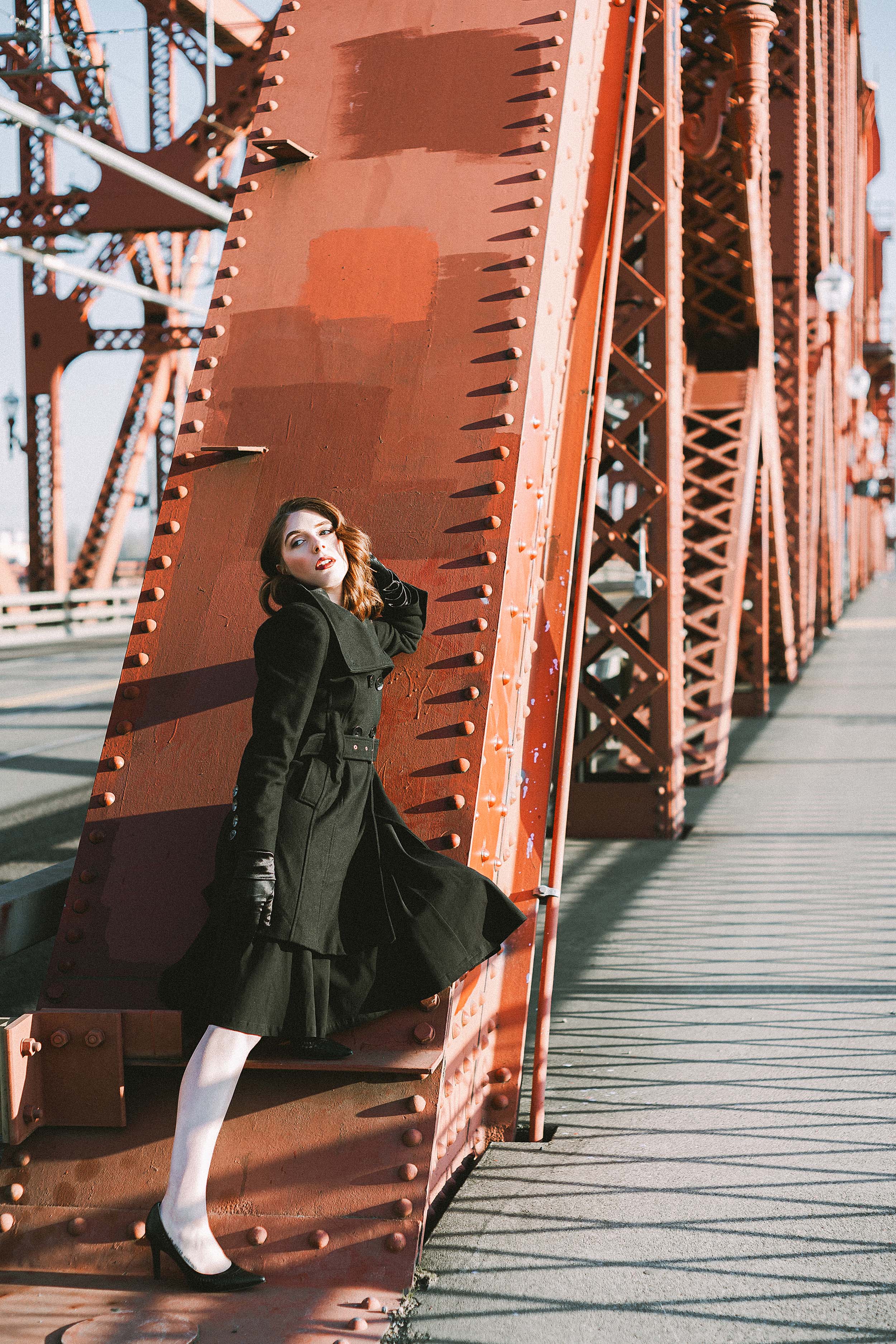 Elegant and Romantic 40s-Inspired Portraits on the Broadway Bridge — photograph 2 of 23